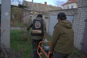 Raccolta materiali per ricostruire i villaggi liberati in Ucraina